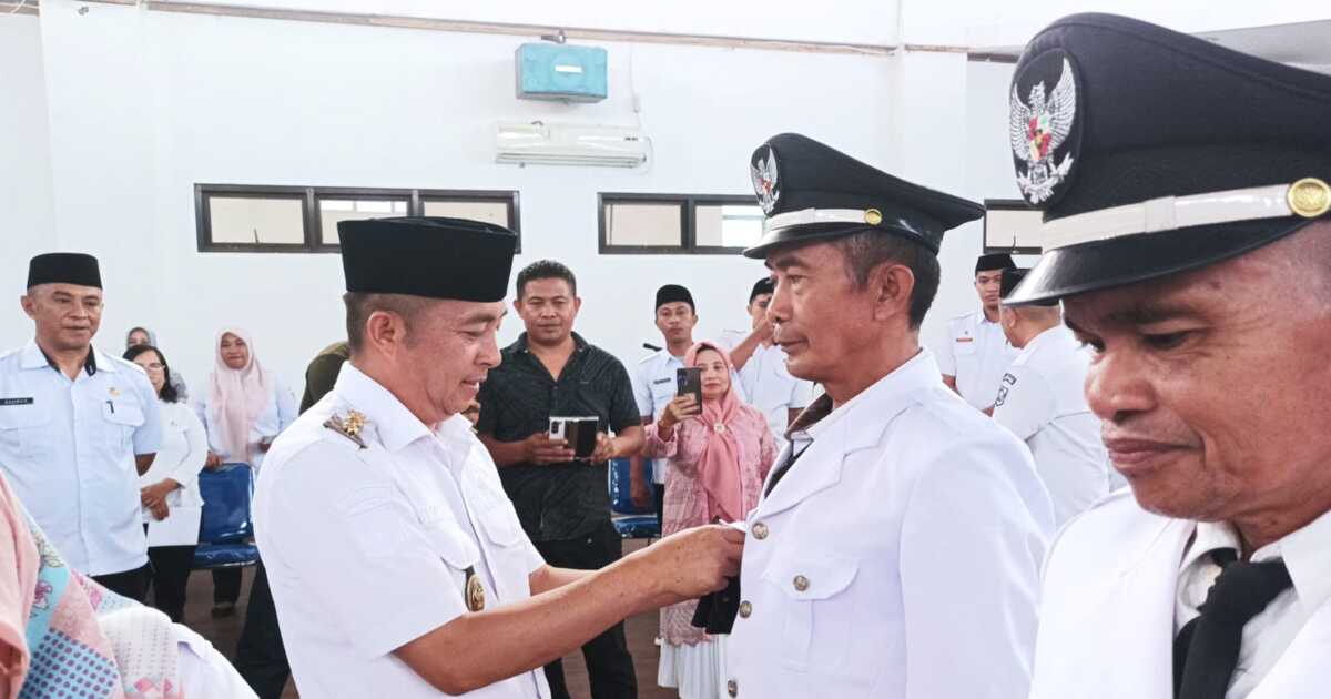 Wabup Boltim Argo Sumaiku melantik Pj Sangadi di Aula Kantor Bupati