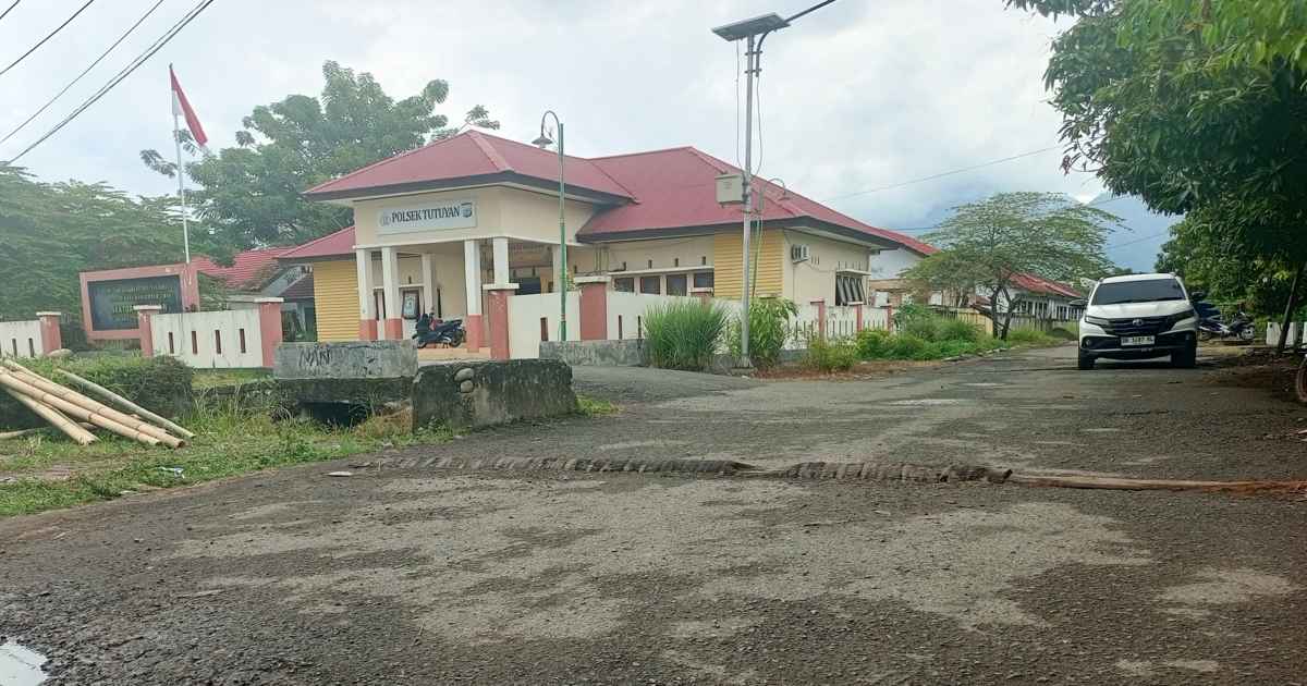 Polisi tidur dari potongan pohon kelapa di samping Polsek Tutuyan Boltim