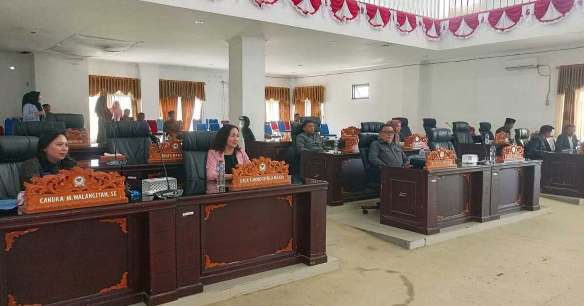 Anggota DPRD Boltim menghadiri rapat paripurna