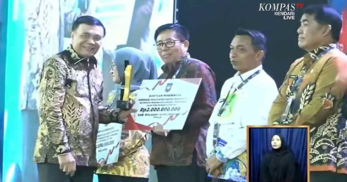 Kepala Bappeda Boltim menerima penghargaan Kemendagri untuk penanggulangan kemiskinan dan stunting di Kendari.