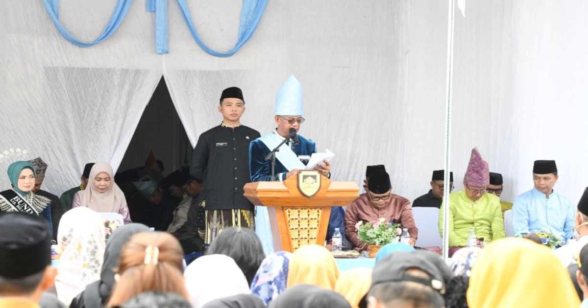Bupati Bolaang Mongondow Timur membacakan amanat Menteri Pendidikan saat Hardiknas 2026