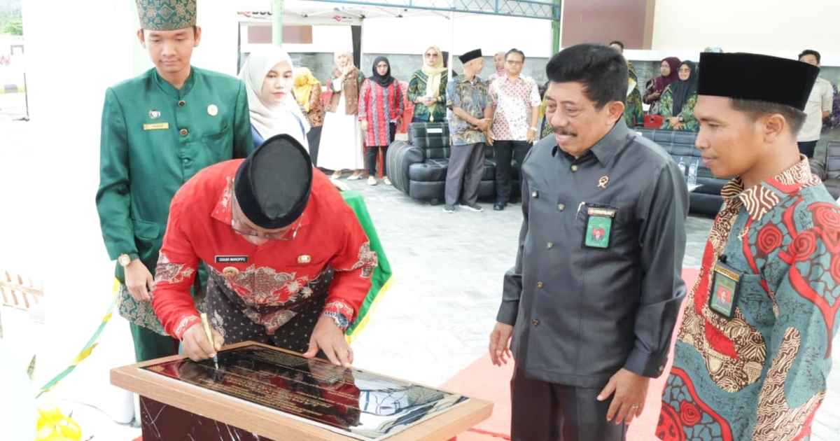 Bupati Boltim Oskar Manoppo meresmikan Lapangan Tenis Pengadilan Agama Tutuyan