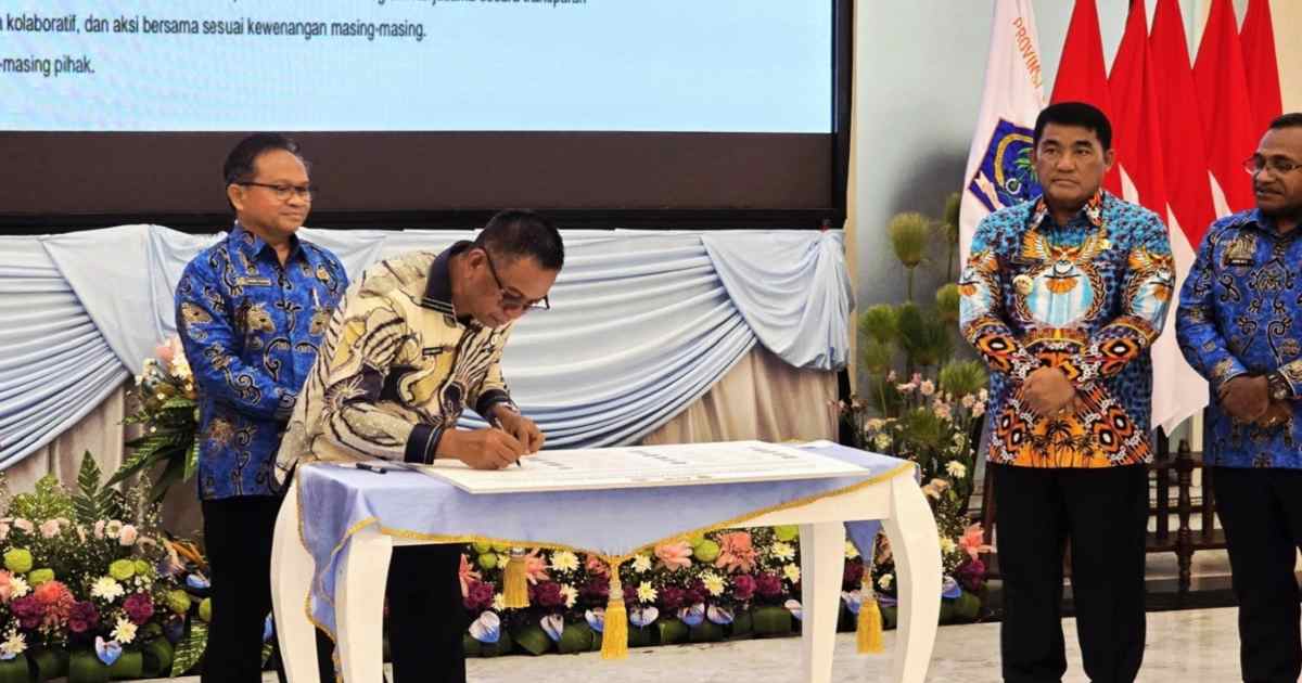 Bupati Boltim Oskar Manoppo saat menandatangani komitmen pencegahan korupsi bersama KPK RI di Manado