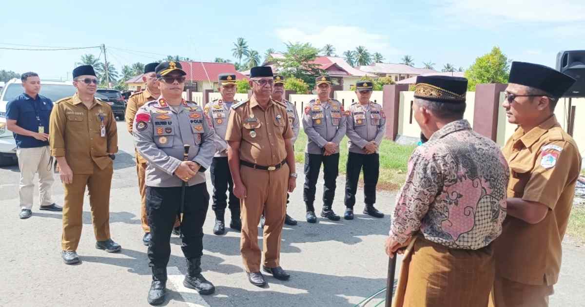 Bupati Oskar Manoppo bersama Kapolres Golfried Hasiholan Pakpahan saat peresmian pagar Polres Boltim