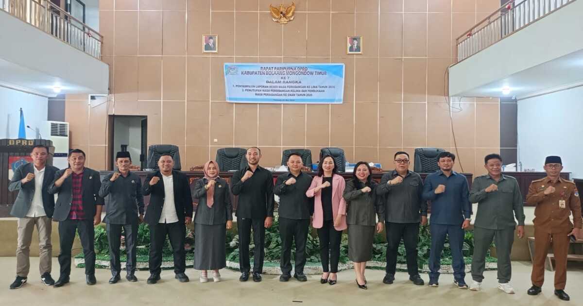 Foto bersama pimpinan dan anggota DPRD Boltim usai rapat paripurna