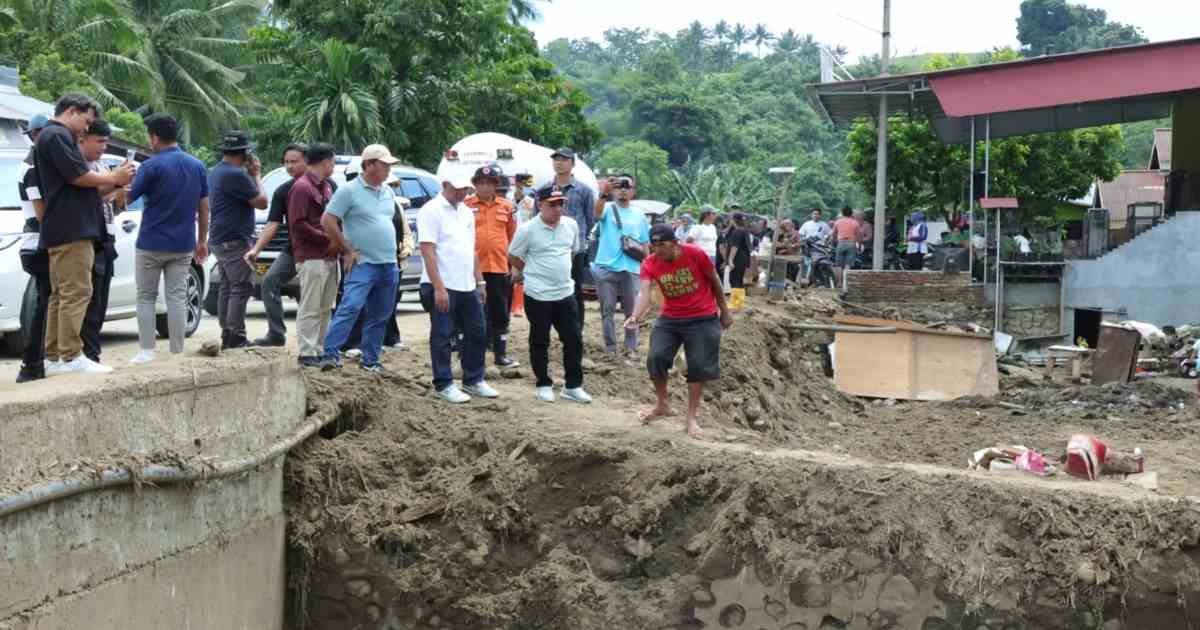Bupati Boltim Oskar Manoppo meninjau lokasi terdampak banjir di Desa Solimandungan Satu Kabupaten Bolaang Mongondow.