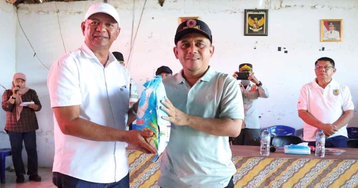 Bupati Boltim Oskar Manoppo menyerahkan bantuan kemanusiaan untuk korban banjir di Desa Solimandungan Satu, Bolmong.