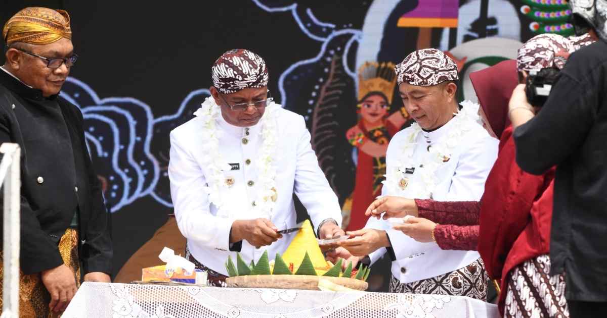 Prosesi pemotongan tumpeng pada penutupan Java Culture Fest Boltim 2026