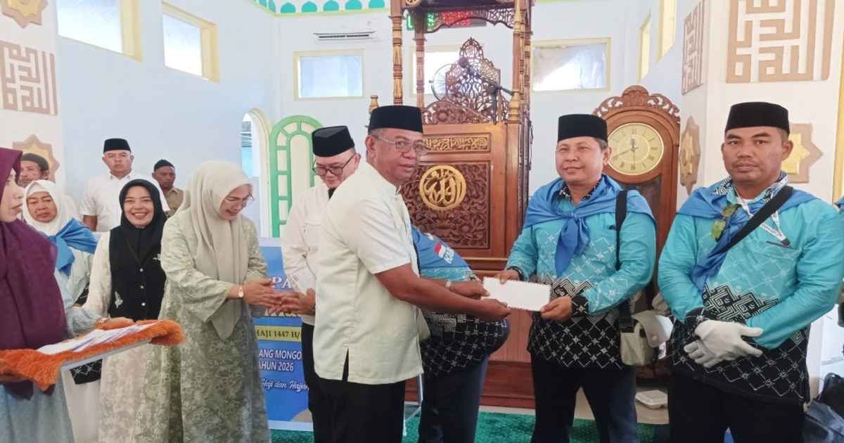 Penyerahan tali kasih kepada jamaah calon haji Boltim oleh Bupati Oskar Manoppo