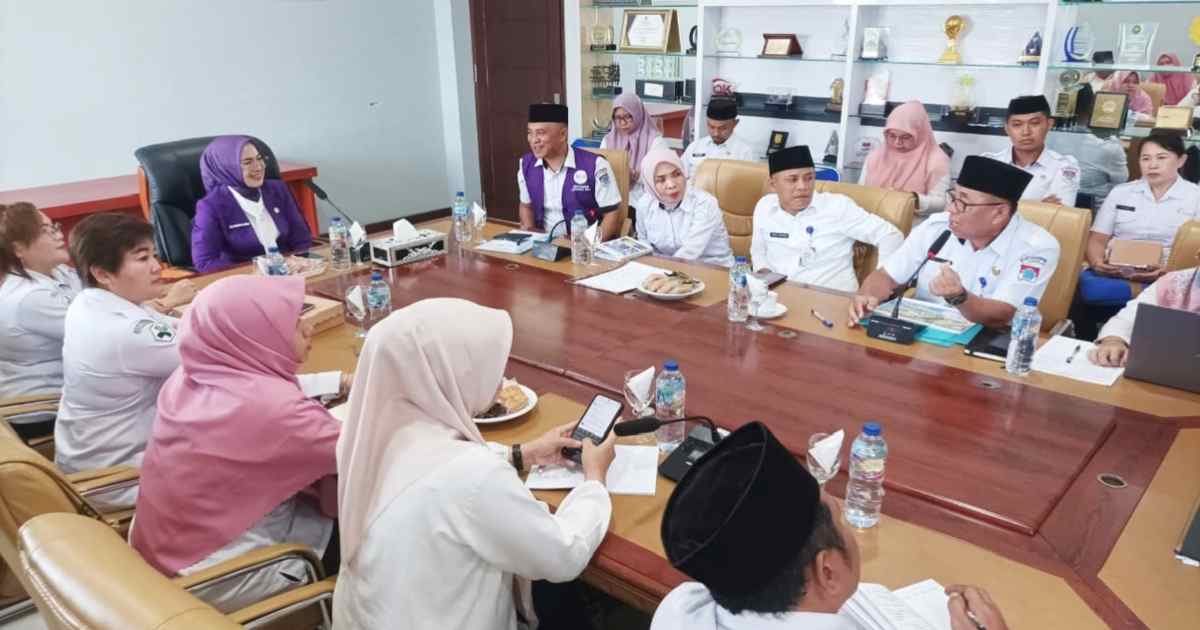Ketua TP Posyandu Boltim Rosita Pobela memimpin rapat koordinasi