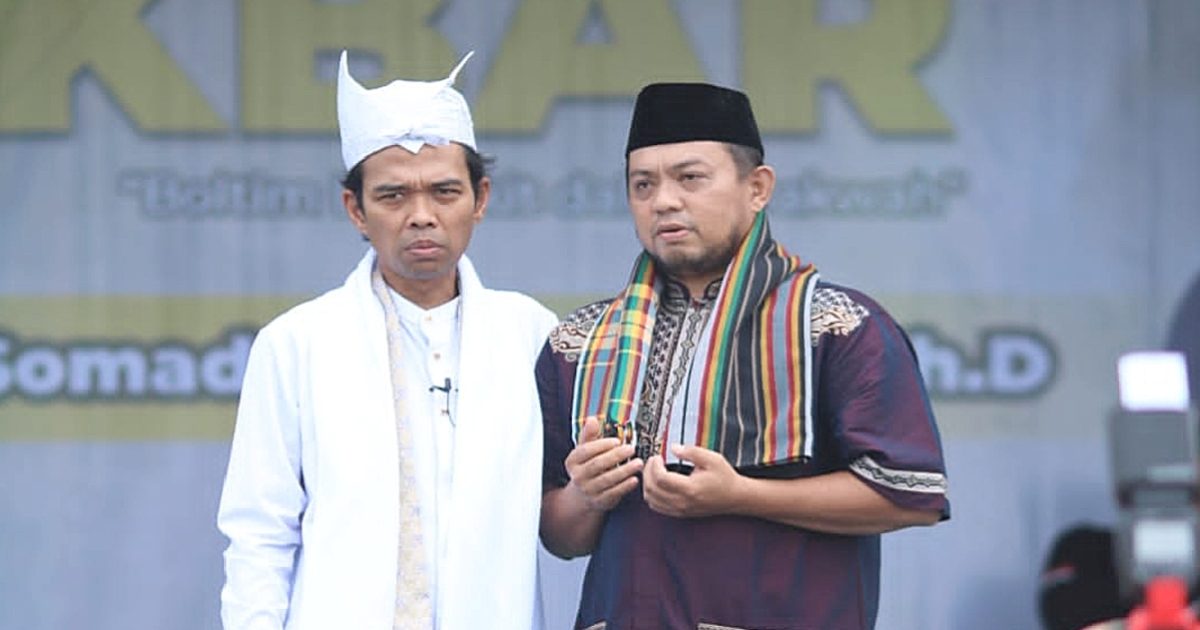UAS usai memakaikan sorban kepada Rahman Salehe saat Tabligh Akbar di Boltim
