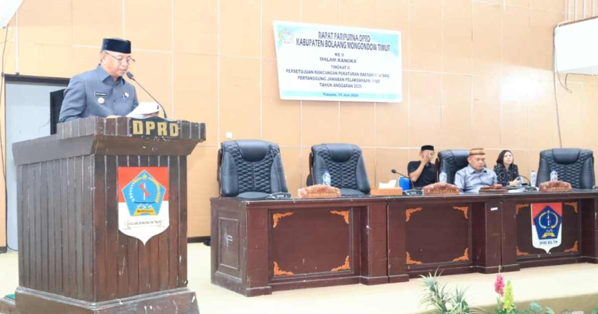Bupati Oskar Manoppo memberikan sambutan dalam rapat paripurna DPRD Boltim