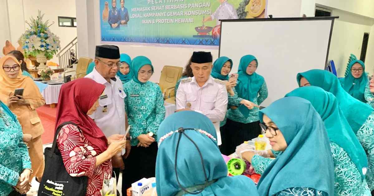Bupati Oskar Manoppo dan Wakil Bupati Argo Vinsensius Sumaiku meninjau pelatihan memasak sehat berbasis pangan lokal.