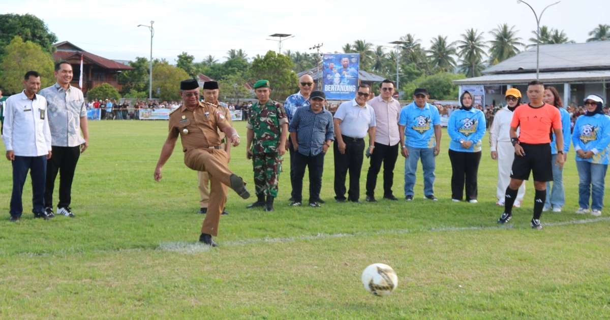 Bupati Oskar Manoppo membuka Bupati Cup Boltim 2026 di Lapangan Gogaluman