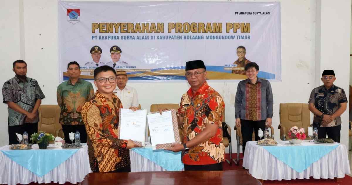 Bupati Oskar Manoppo dan Dirut PT ASA Ruli Tanio usai penandatanganan berita acara serah terima program CSR antara Pemkab Boltim dan PT ASA.