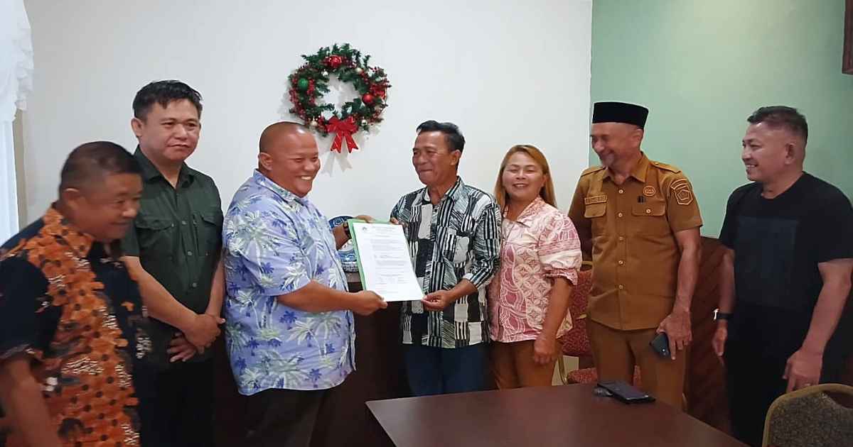 Refli Manoppo menerima SK Plt Ketua KTNA Boltim dari KTNA Sulut
