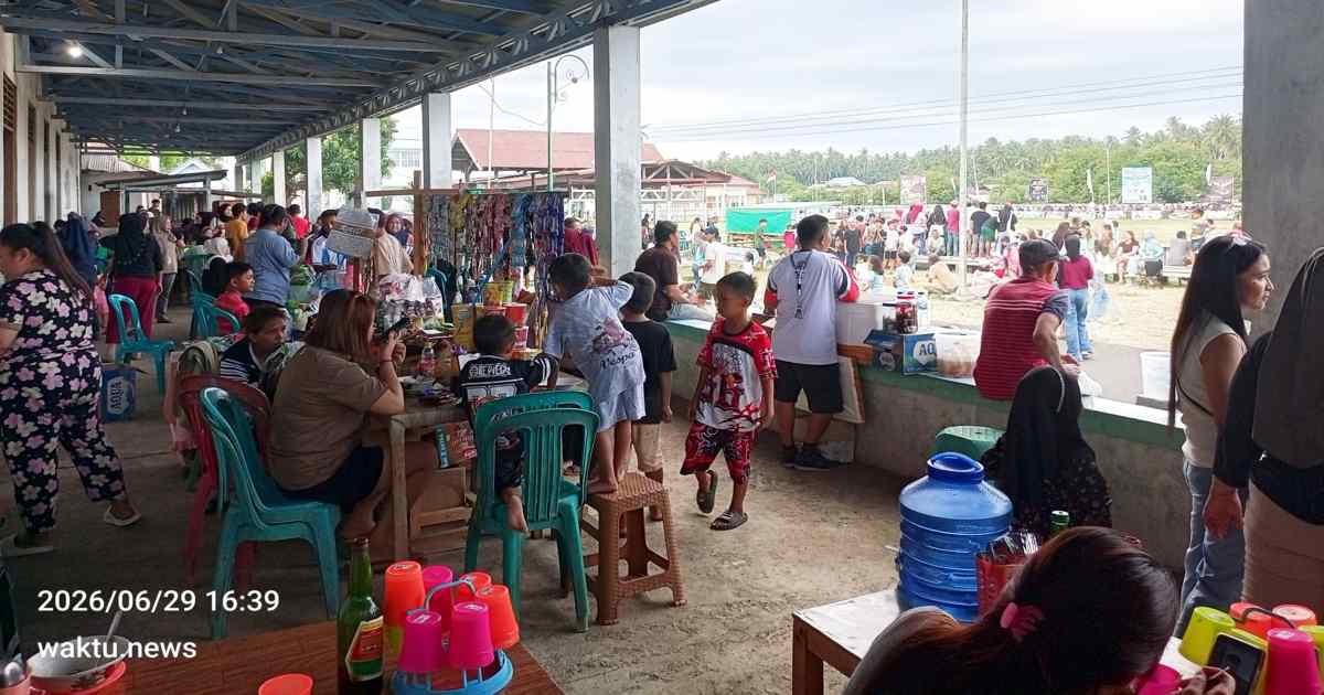 Pelaku UMKM berjualan saat Bupati Cup Boltim 2026 di Lapangan Gogaluman