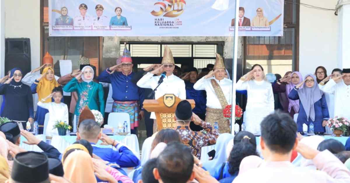 Upacara Hari Keluarga Nasional ke-33 di halaman Kantor Bupati Boltim.