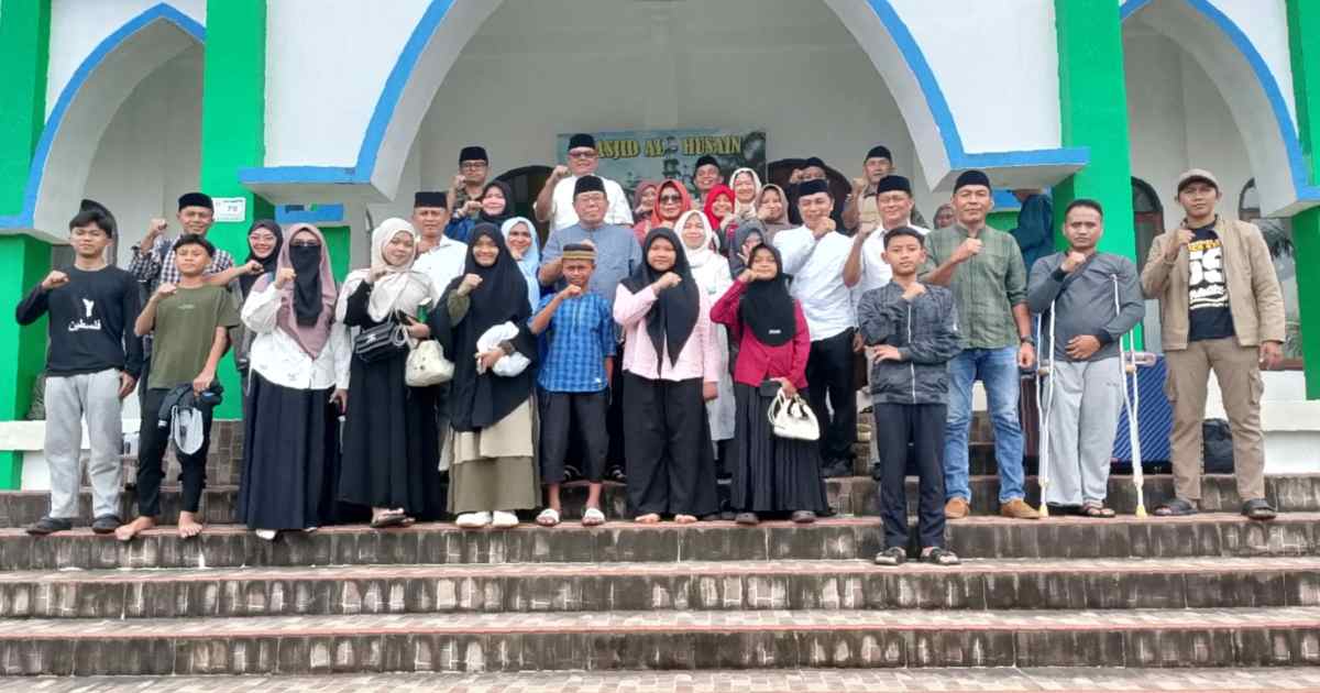 Asisten I Setda Boltim bersama kafilah MTQ Boltim di depan Masjid Al-Husain Desa Moyongkota Baru