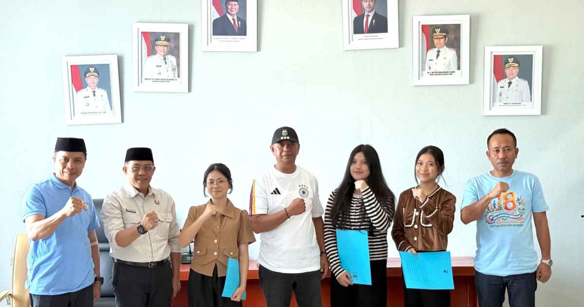 Tiga mahasiswa penerima beasiswa kedokteran Pemkab Boltim menandatangani komitmen pengabdian di daerah.