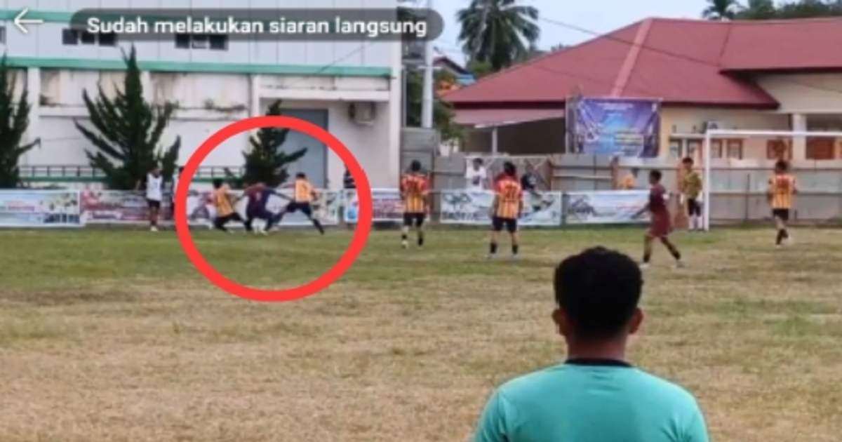 Pemain Moyongkota Bersatu FC mendapat tekanan dari dua pemain Bhayangkara Res Boltim FC di dekat garis sudut lapangan