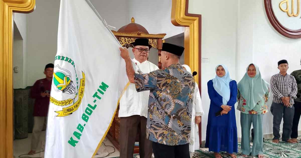Asisten I Setda Pemkab Boltim Hendra Tangel mewakili Bupati Oskar Manoppo melepas kafilah MTQ Boltim menuju MTQ Sulut 2026