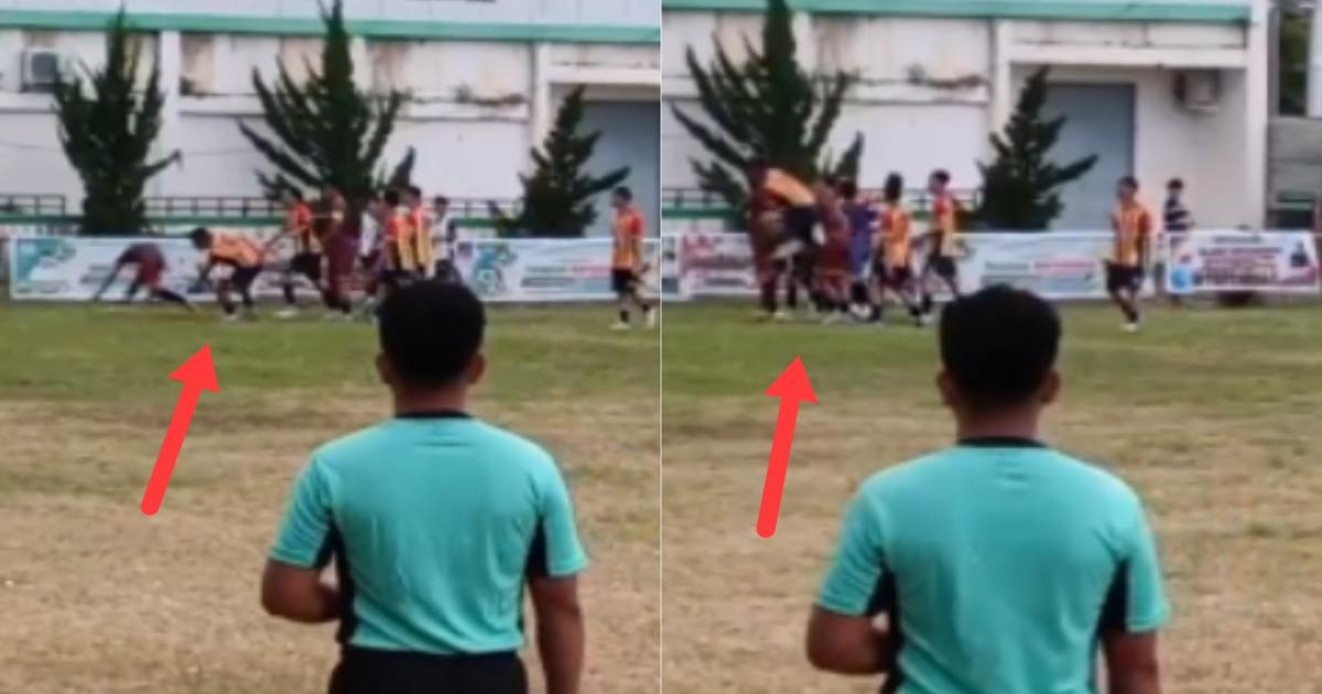 Seorang pemain berlari lalu meloncat ke arah kerumunan pemain saat kericuhan terjadi pada laga Bhayangkara Res Boltim FC melawan Moyongkota Bersatu FC