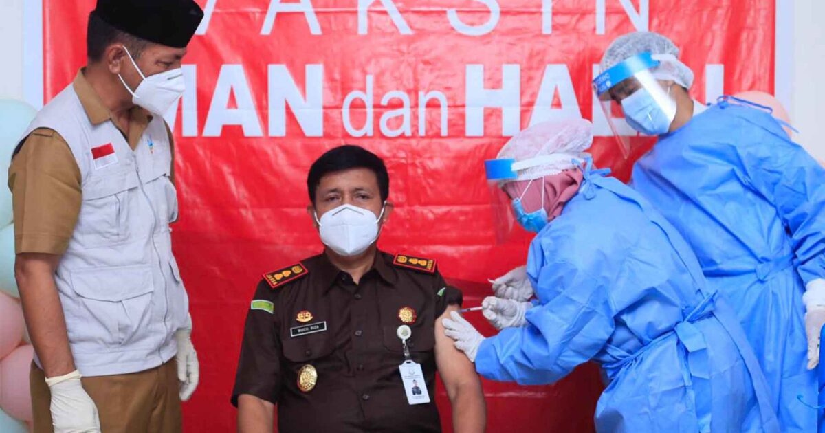 Kajari Bolmut Orang Pertama Yang Divaksin Covid-19