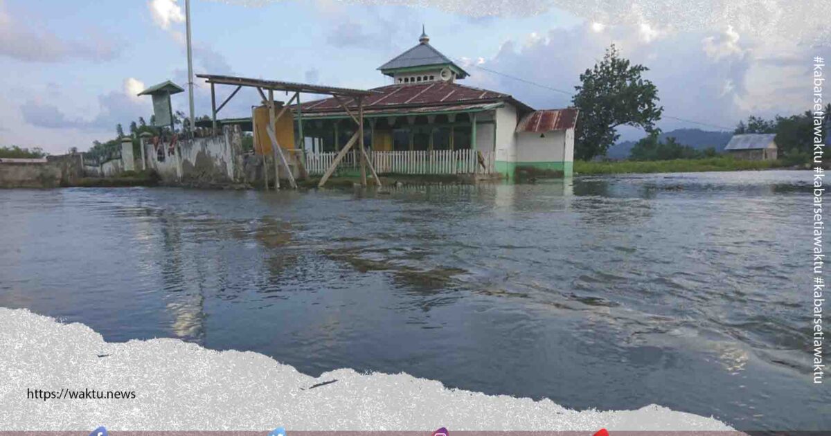 Masjid di Boltim Terendam Banjir Rob