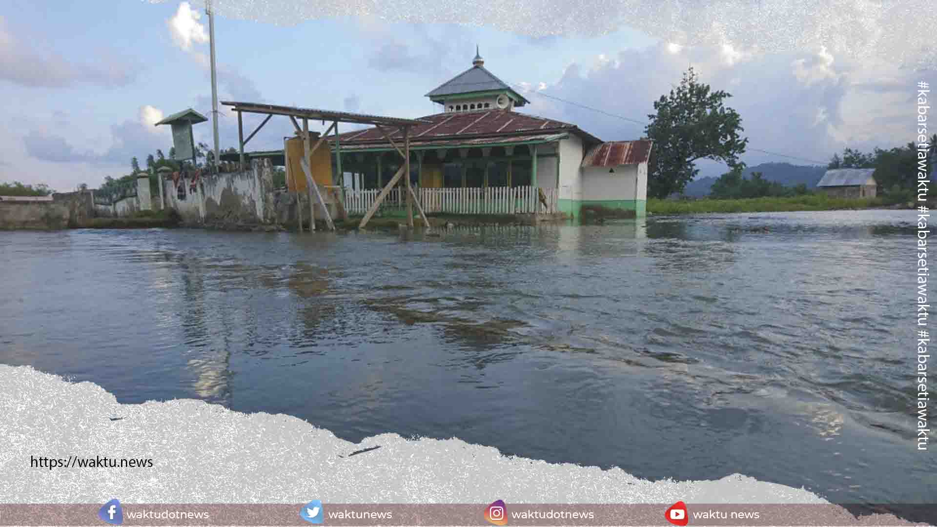 Masjid di Boltim Terendam Banjir Rob