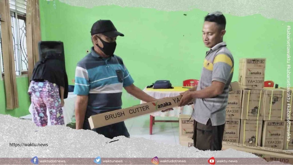 Pemdes Nuangan Serahkan Sejumlah Mesin Pemotong Rumput