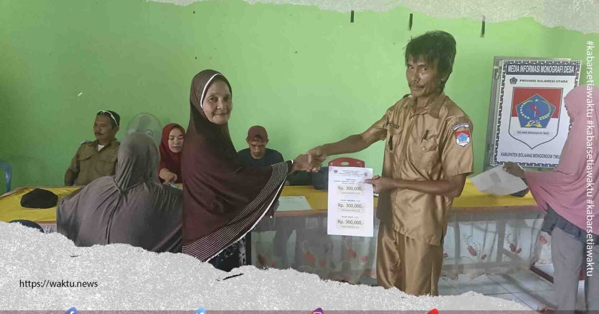 Warga Desa Nuangan Terima BLT DD 2022