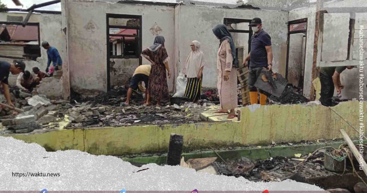 Aksi Wakil Bupati Boltim Bersihkan Puing Kebakaran