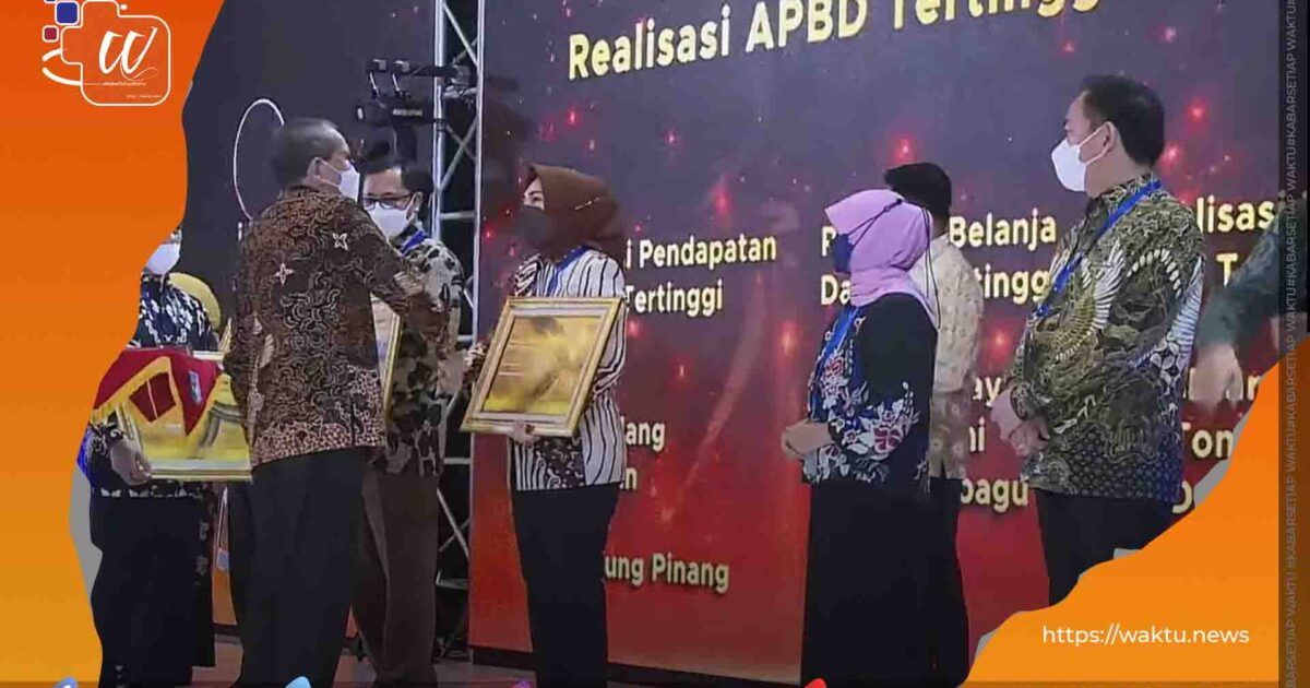 Tatong Bara Terima Penghargaan Realisasi Belanja Daerah Tertinggi