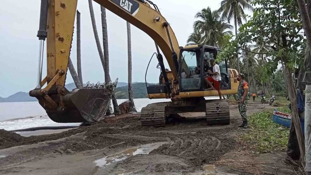 Wisata Pantai Batu Buaya Amblas Diterjang Gelombang