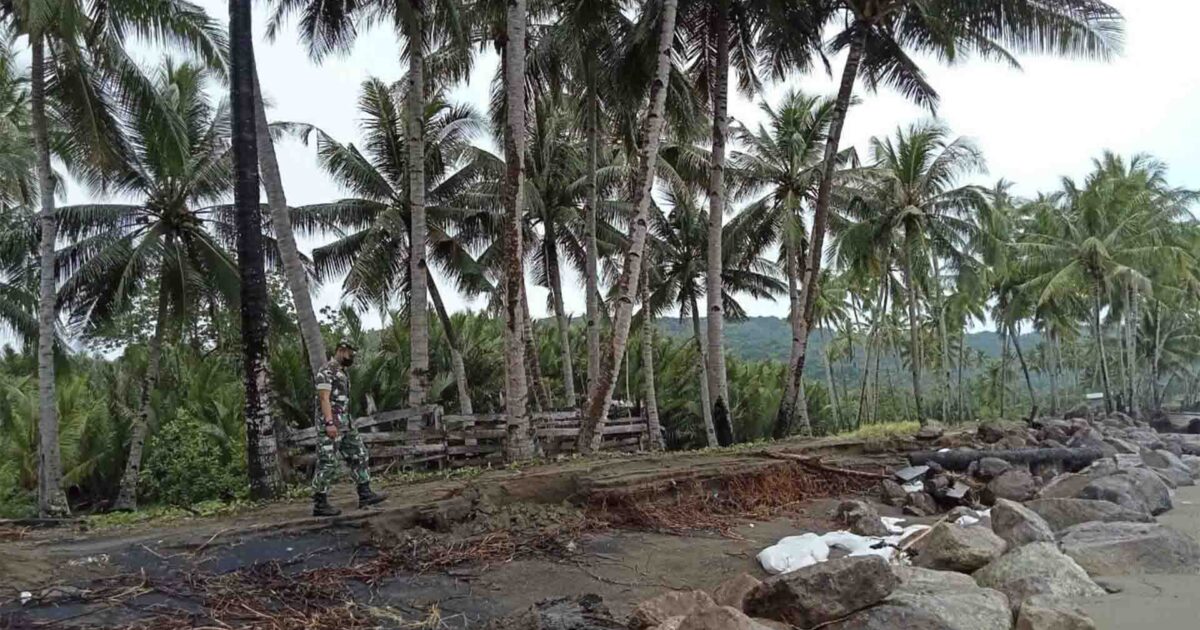 Wisata Pantai Batu Buaya Amblas Diterjang Gelombang