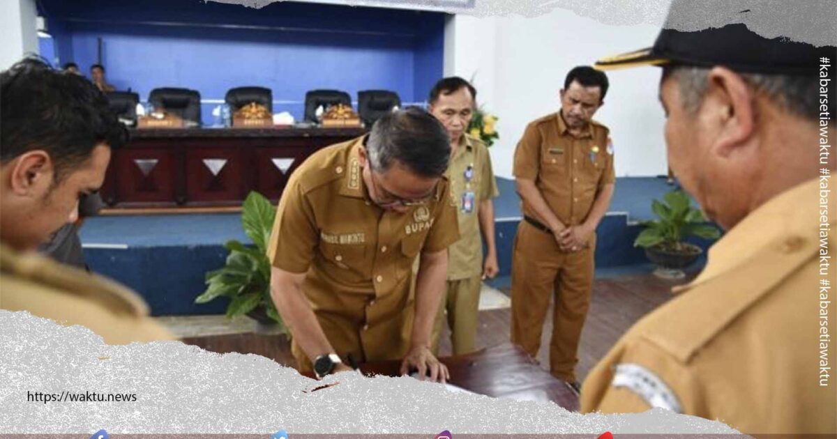 Sachrul Mamonto Serahkan Motor Dinas Kepada Kepala Desa