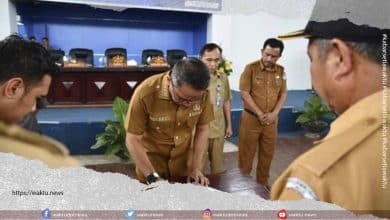 Sachrul Mamonto Serahkan Motor Dinas Kepada Kepala Desa