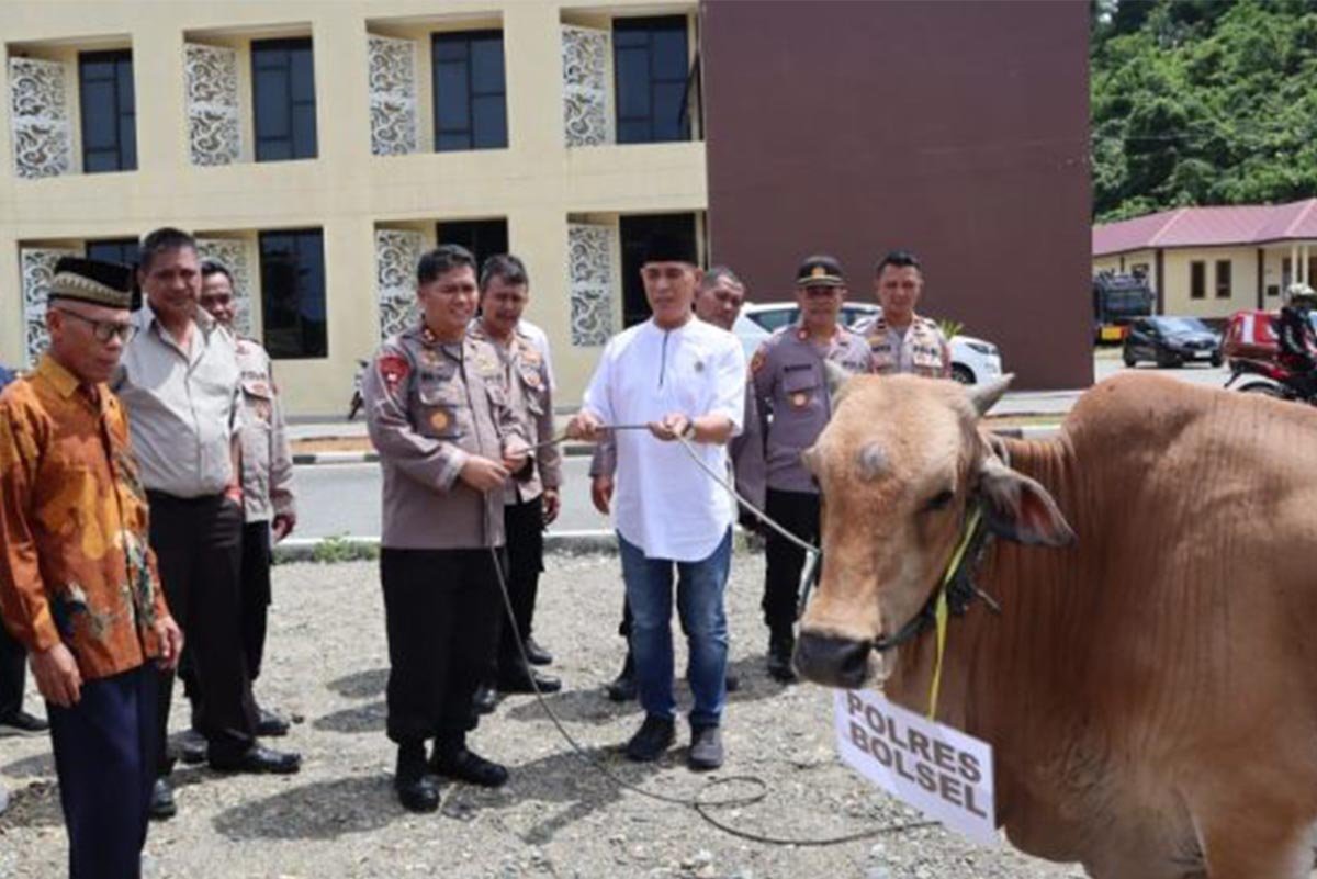 Indra Wahyu Madjid Salurkan Hewan Kurban