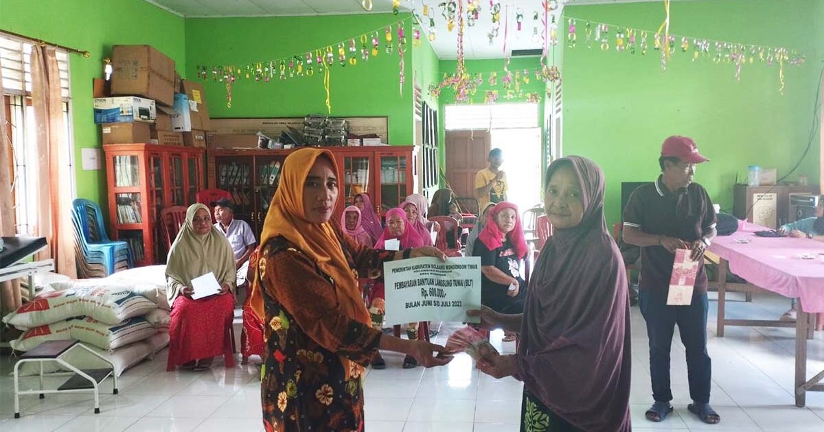 Pemdes Nuangan Salurkan Bantuan Langsung Tunai