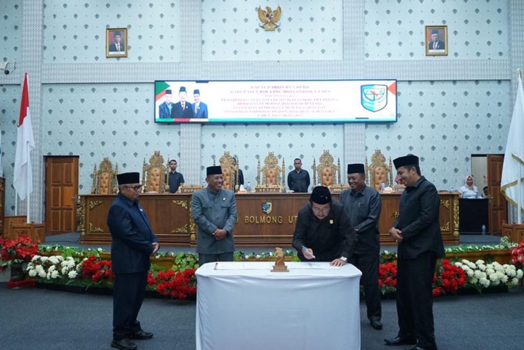Frangky Chendra menggoreskan tanda tangan di atas dokumen KUA-PPAS 2023