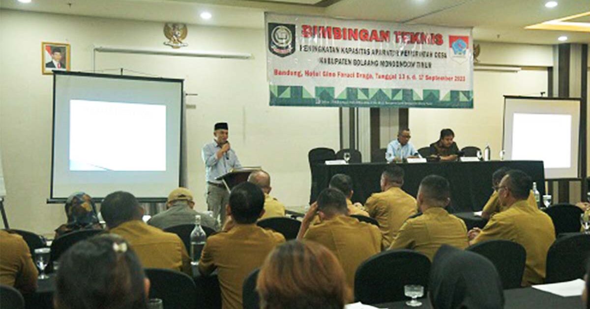 Rahman Hulalata saat menyampaikan sambutan pada Bimtek