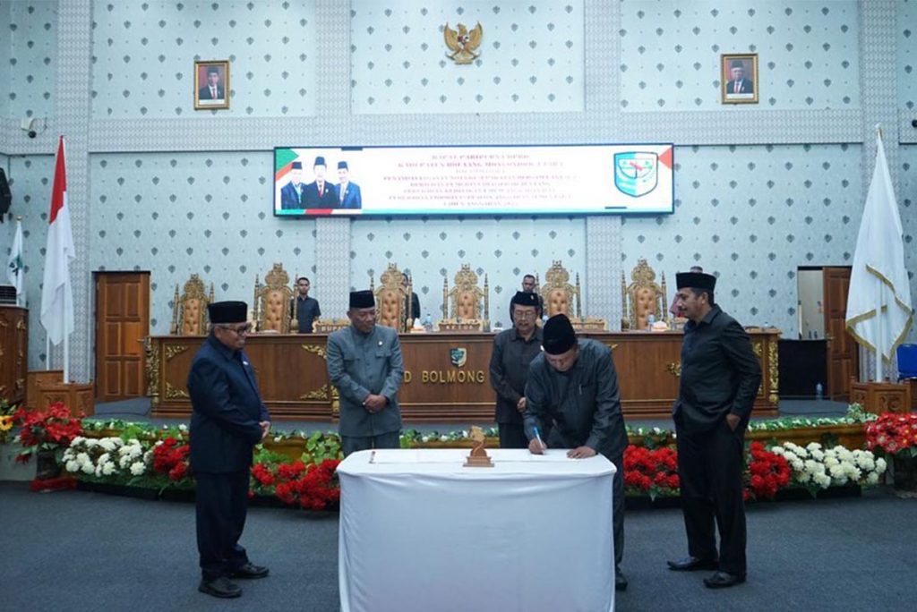 Wakil Ketua 1, Drs Salim Bin Abdullah menggoreskan tanda tangan di atas dokumen KUA-PPAS 2023