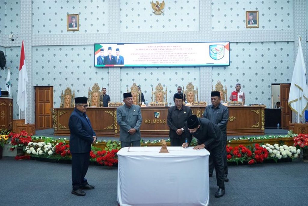Wakil Ketua II, Saiful Ambarak menggoreskan tanda tangan di atas dokumen KUA-PPAS 2023