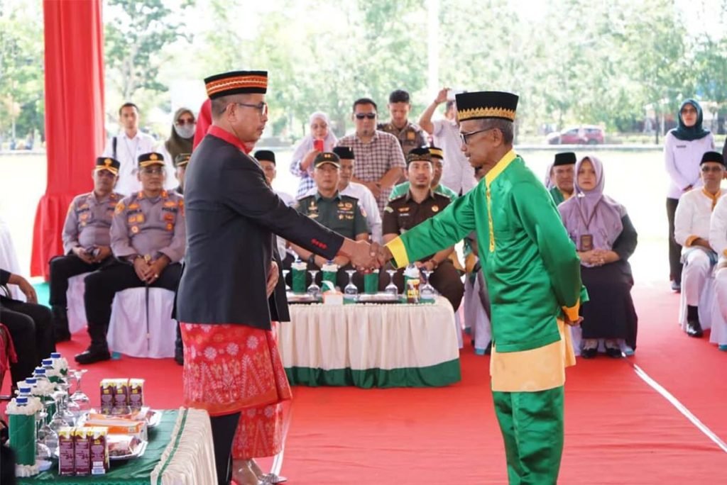 Bupati Sirajudin Lasena Terima Gelar Adat Kidoni Kiyombu Pangulu