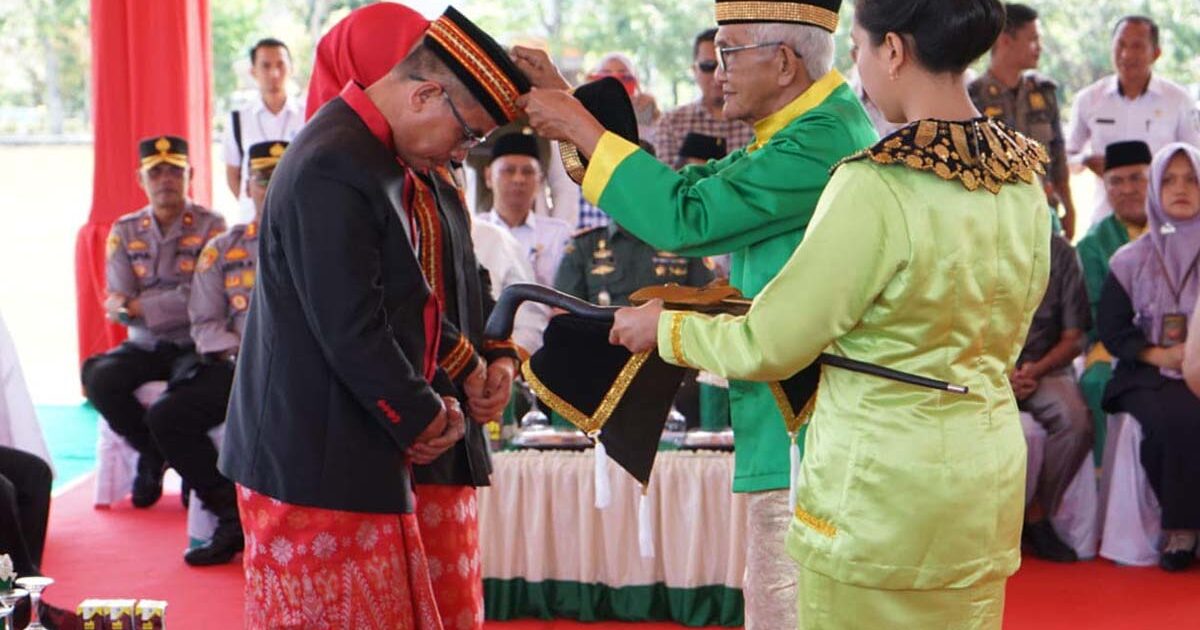 Bupati Sirajudin Lasena Terima Gelar Adat Kidoni Kiyombu Pangulu