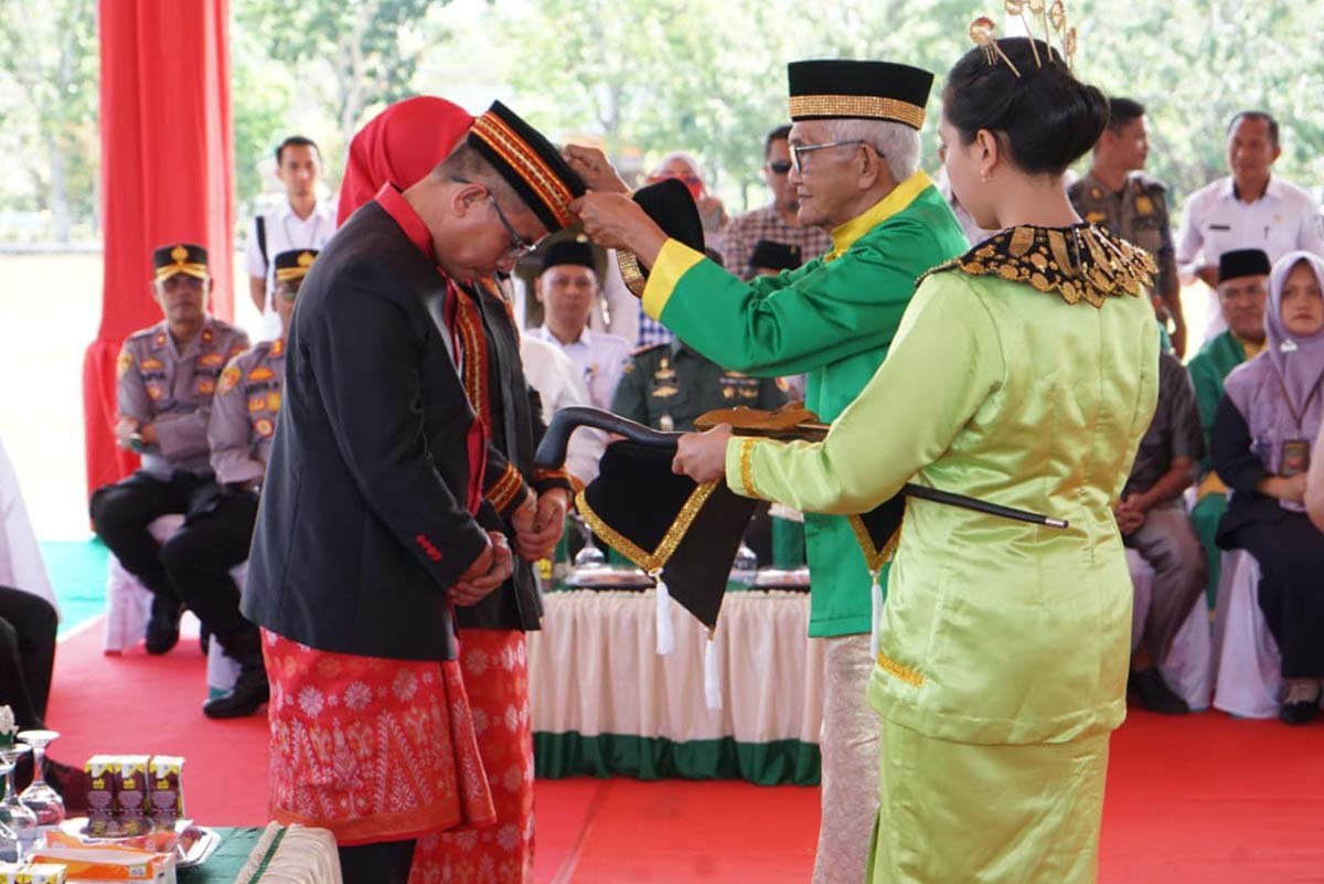 Bupati Sirajudin Lasena Terima Gelar Adat Kidoni Kiyombu Pangulu