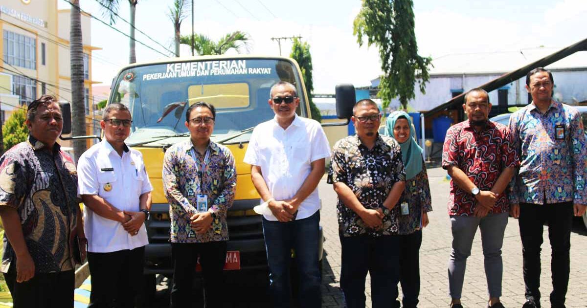 Bupati Sirajudin Lasena Bawah Mobil Tangki Air