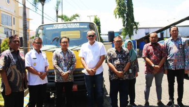 Bupati Sirajudin Lasena Bawah Mobil Tangki Air