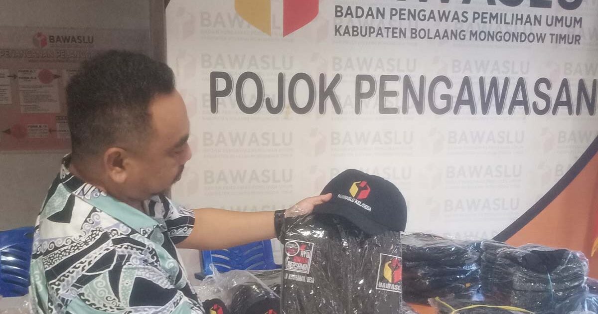 Bawaslu Boltim Serahkan Atribut Pemilu 2024